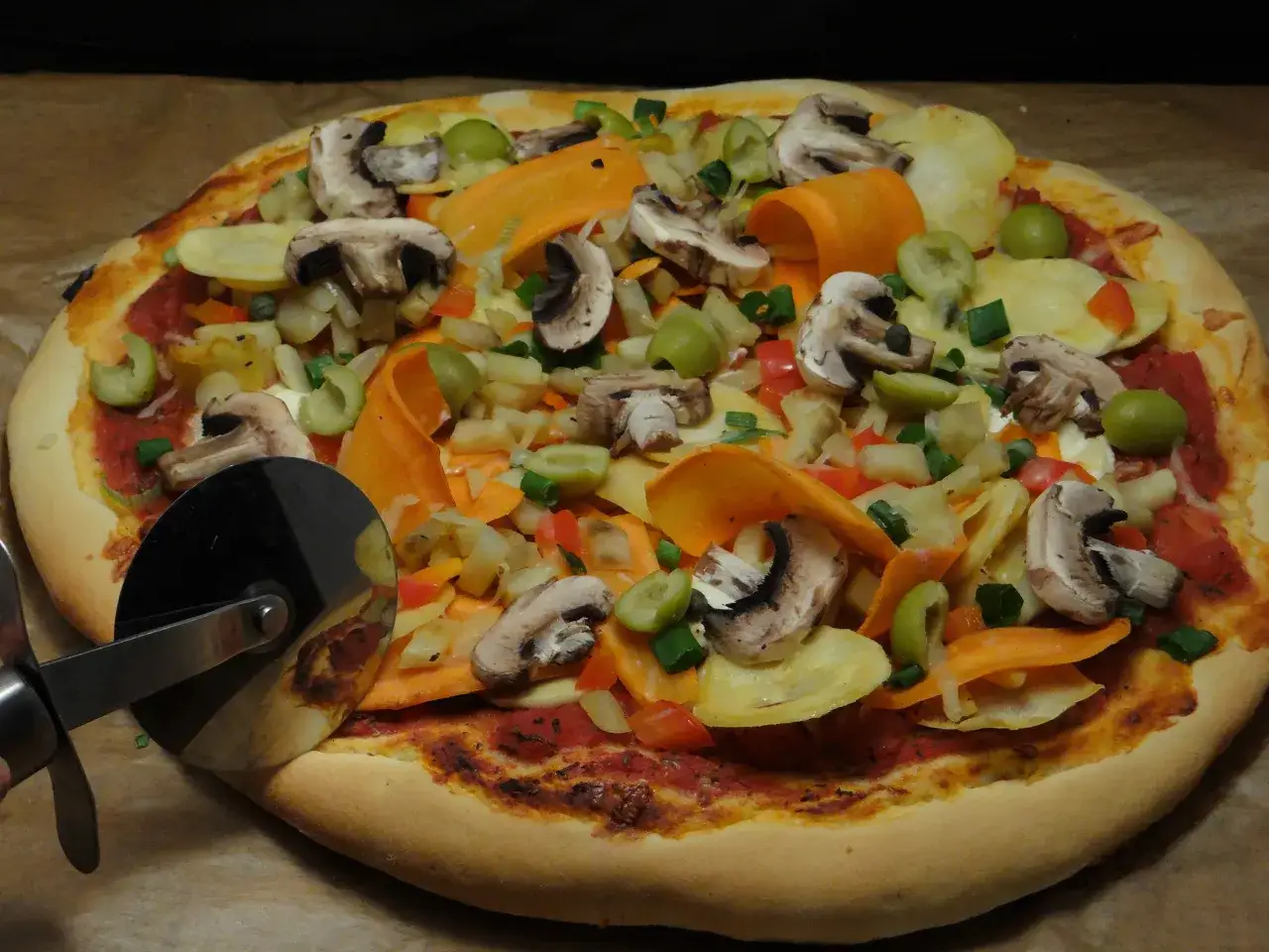 Ingrédients frais pour pizza aux légumes