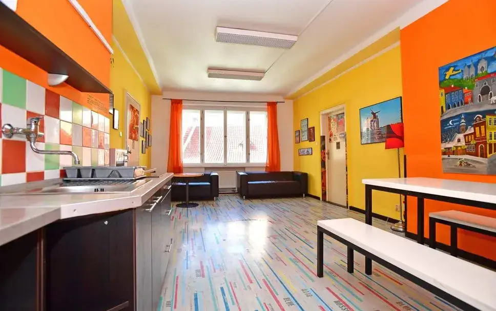 Zdjęcia różnych typów zakwaterowania w Czechach (hostel, hotel 3*, apartament, hotel 5*)
