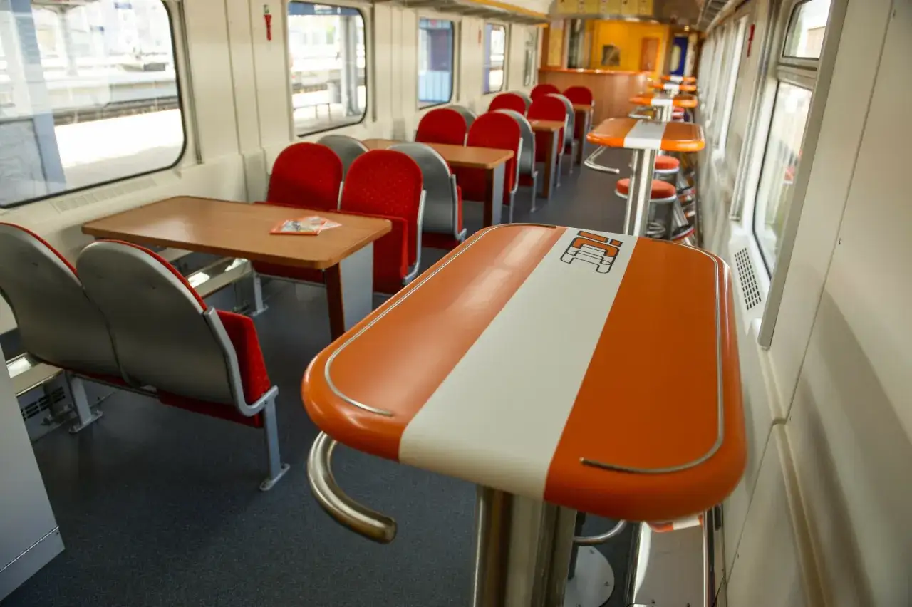 Wnętrze wagonu restauracyjnego Pendolino WARS