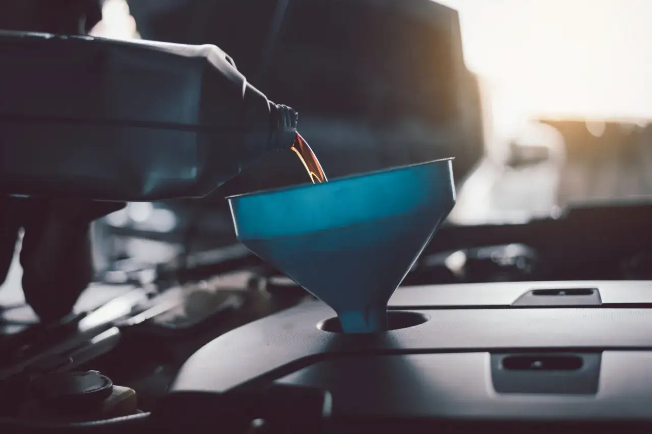 Wlewanie oleju do silnika przez lejek. Czy to może być powód, dlaczego silnik bierze olej po wymianie na rzadszy?