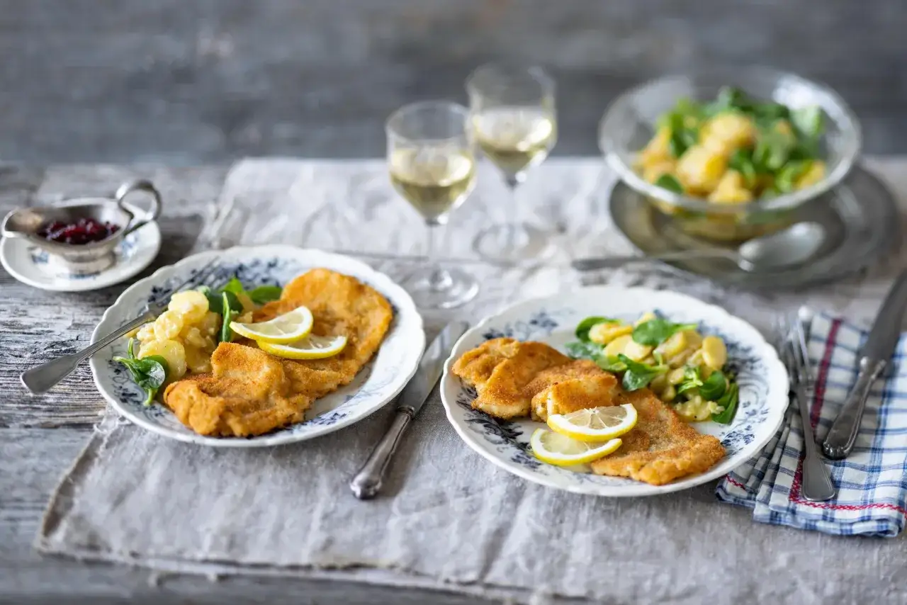 Prawdziwy Wiener Schnitzel na talerzu