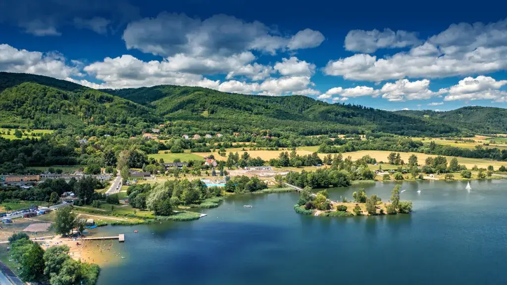 Molo Jezioro Bielawskie wyspa grill ognisko