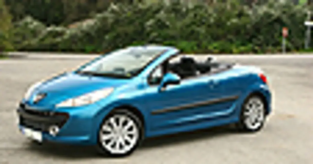 Błękitny Peugeot 207 CC z opuszczonym dachem, gotowy na letnią przejażdżkę.