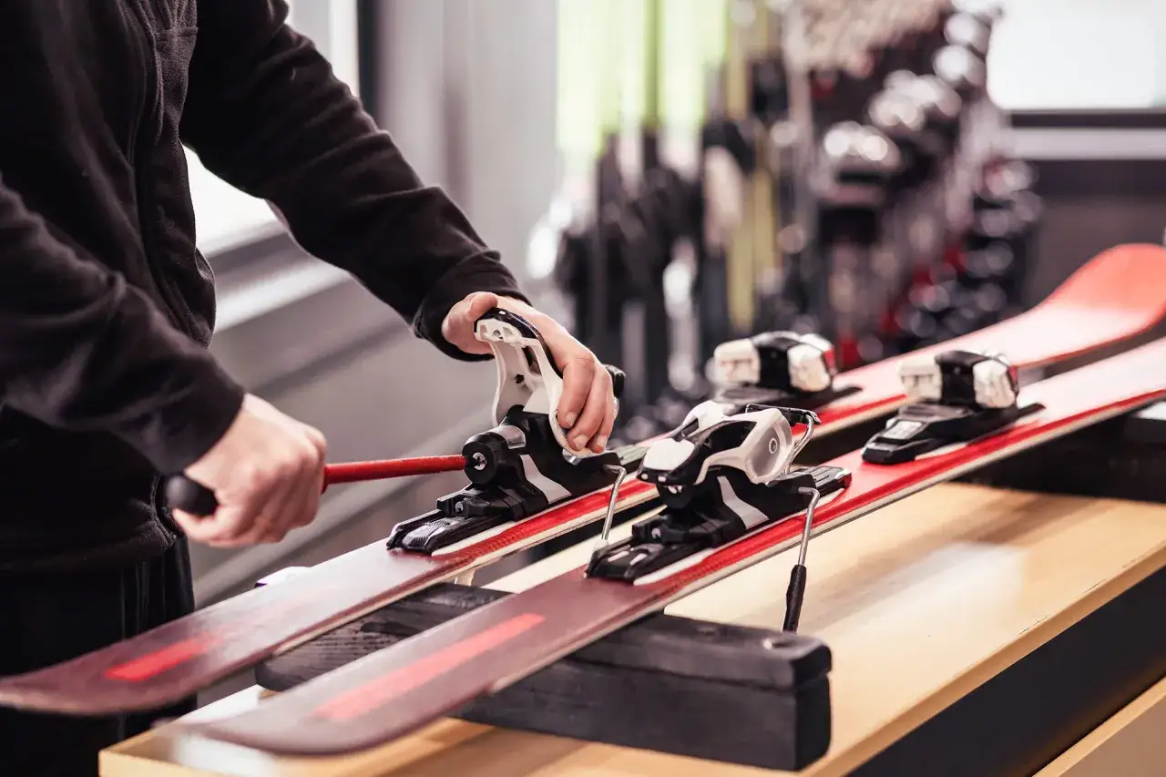 Narciarz z nartami, bezpieczeństwo na stoku