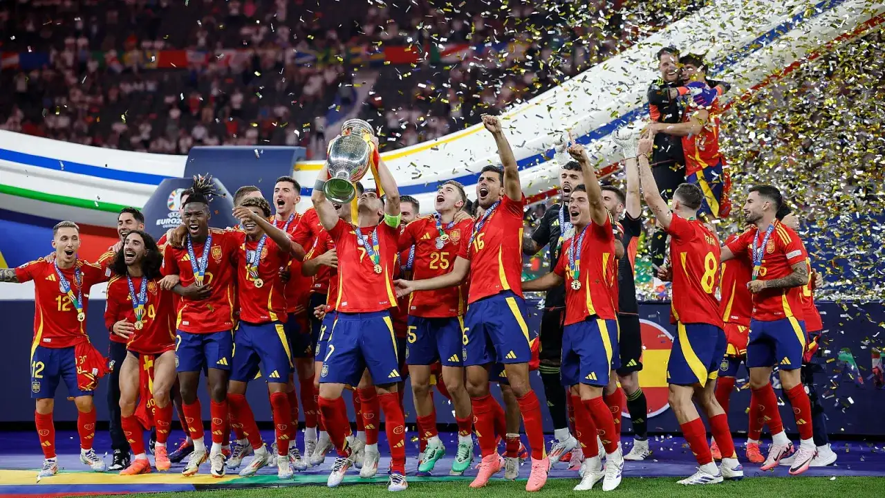 ¡España campeona! Jugadores celebran con la copa y confeti, mostrando cómo ha quedado España en el fútbol: victoriosa y unida.