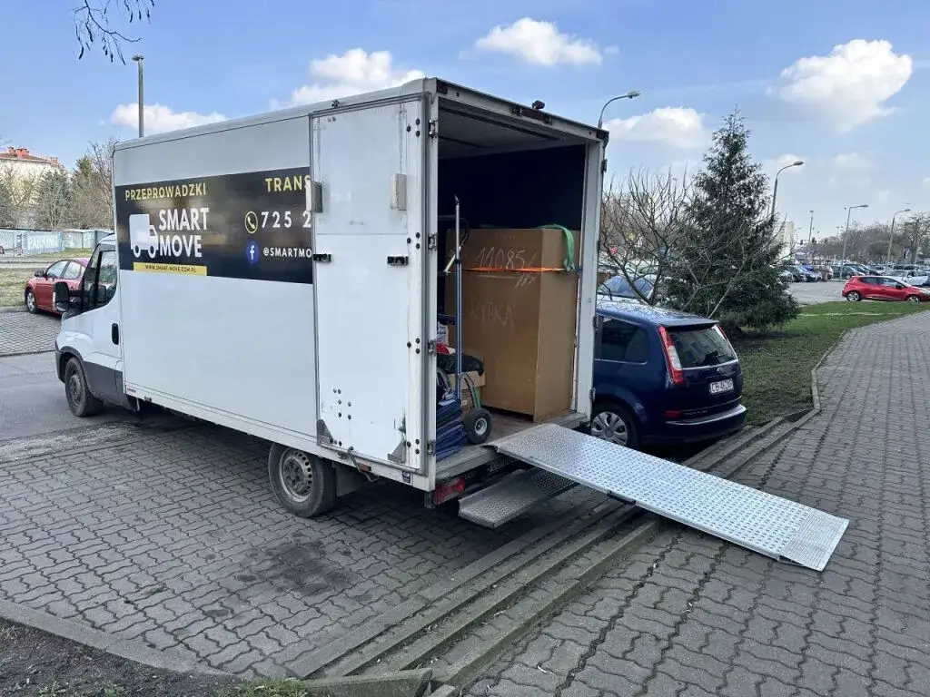 wynajem busa do przewozu mebli vs firma