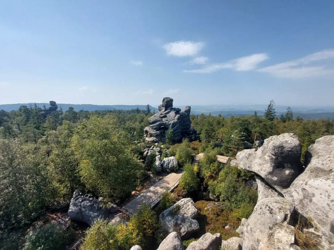 Skalny labirynt w G&oacute;rach Stołowych, niedaleko Polanicy Zdr&oacute;j, zachwyca formacjami skalnymi i zielenią.