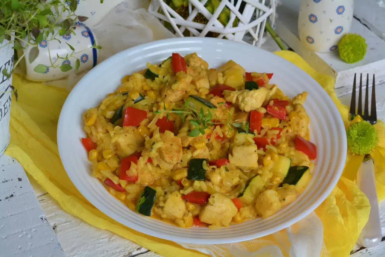 Pyszne risotto z kurczakiem i kolorowymi warzywami: cukinią, papryką i kukurydzą. Idealne na letni obiad.