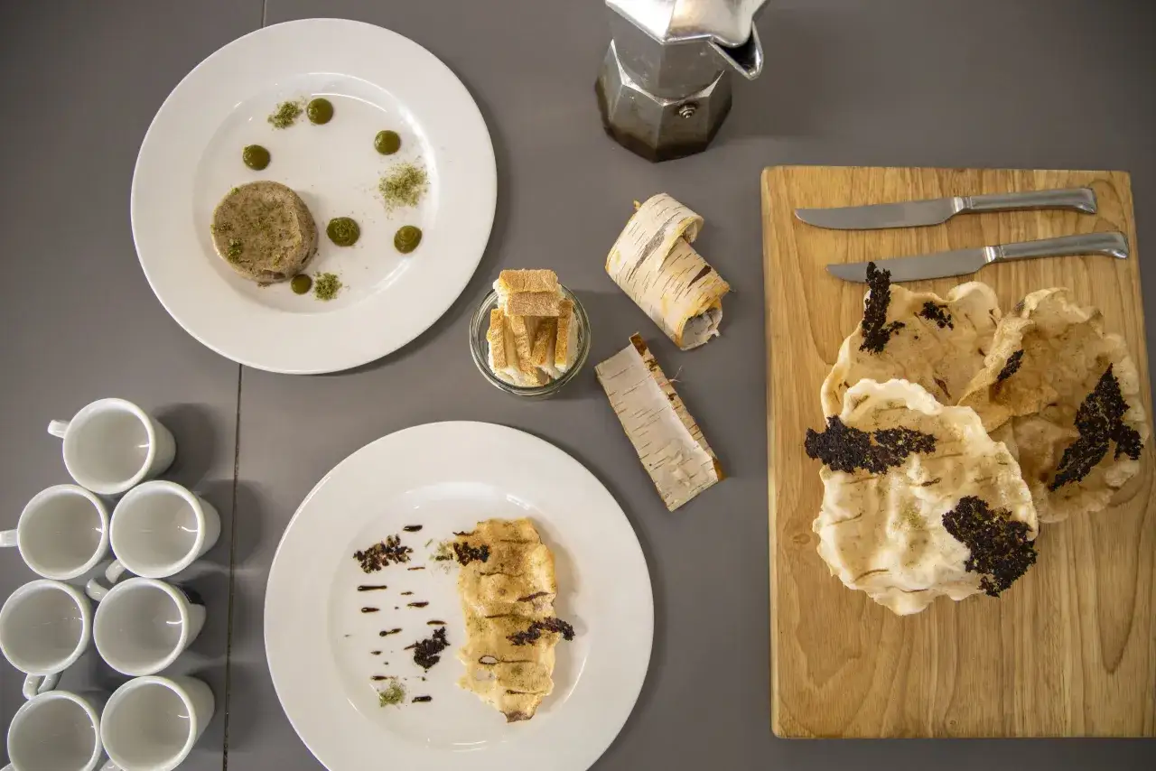 Professionisti delle scienze gastronomiche al lavoro (es. controllo qualit&agrave;, evento food, marketing alimentare)