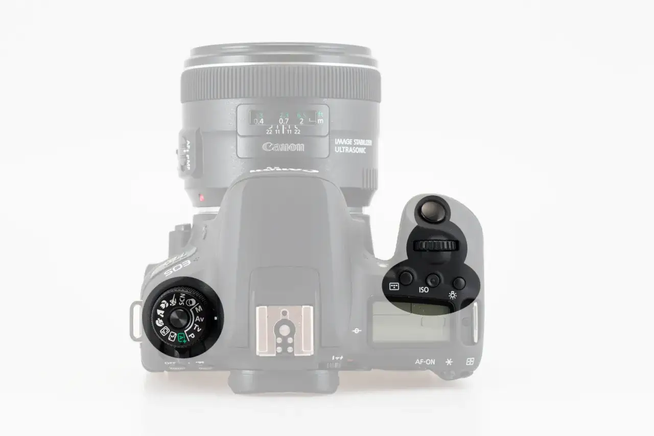 Canon EOS 77D ergonomia i przyciski