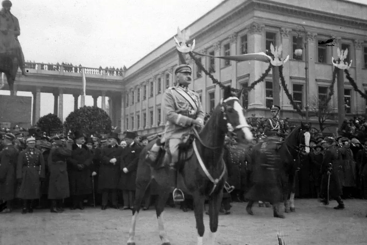 Marszałek Piłsudski na koniu, otoczony tłumem. Jego postawa przypomina słowa o narodzie, który sam siebie buduje.