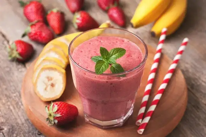 różnokolorowe koktajle bananowe z różnymi dodatkami