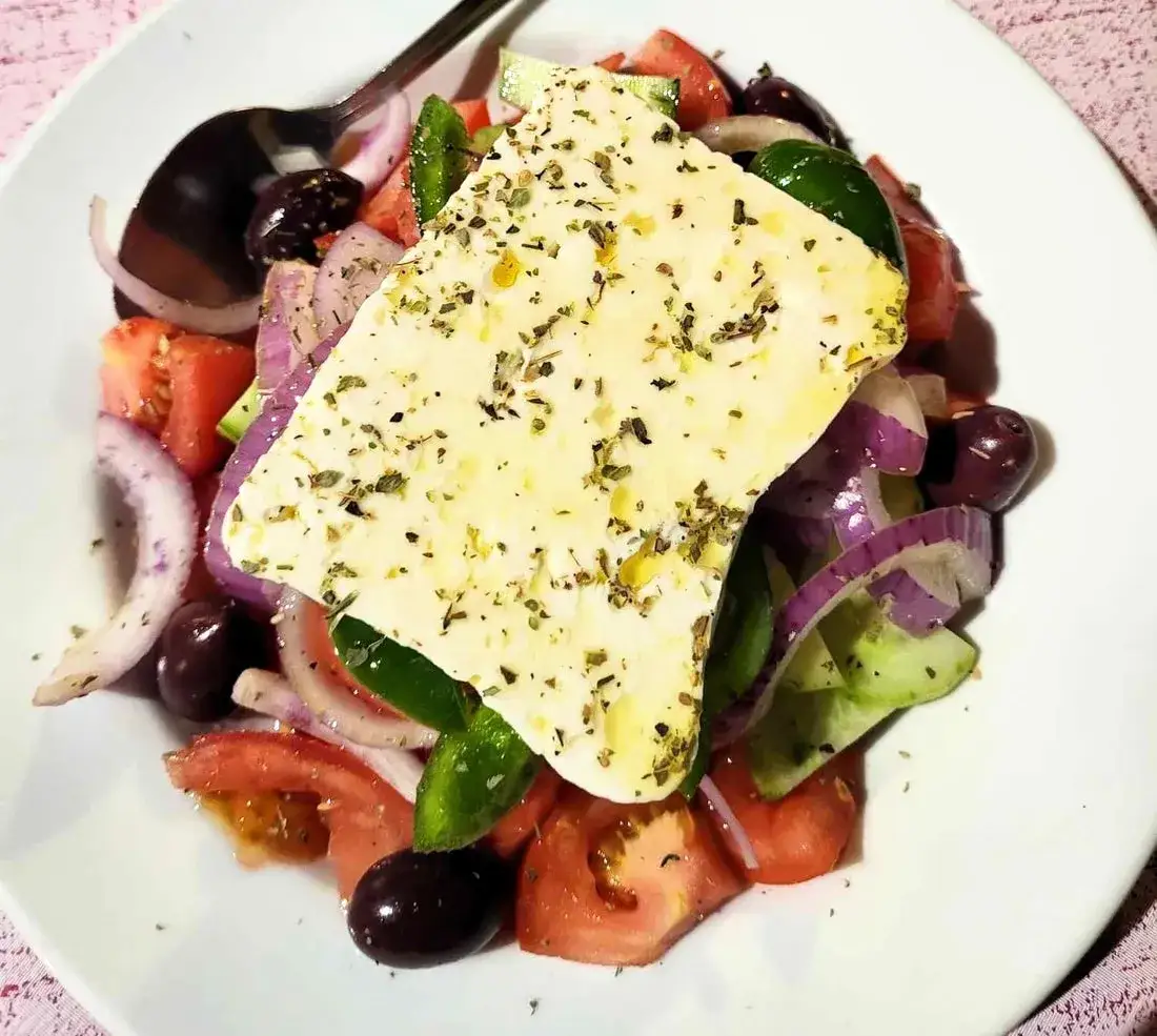 Zdjęcie Jak zrobić sałatkę grecką: prosty przepis na pyszną Horiatiki krok po kroku