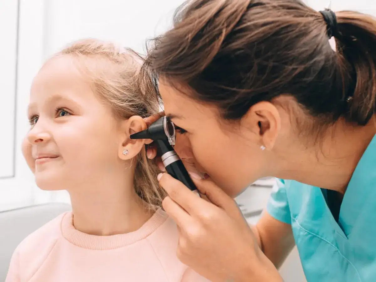 Rodzic bada ucho dziecka