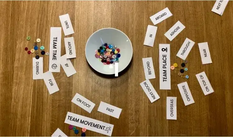 nauczyciel angielskiego z dziećmi na pierwszej lekcji, gry i zabawy językowe