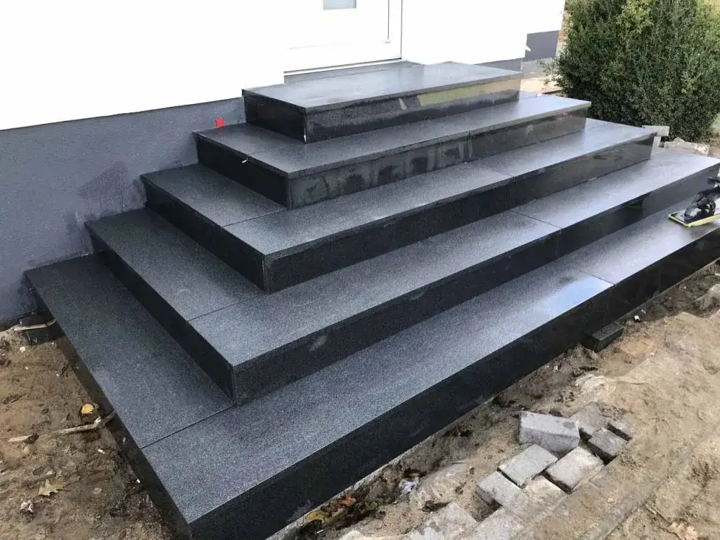 Przykłady granit&oacute;w na schody zewnętrzne (Strzegom, Impala, Szwed)