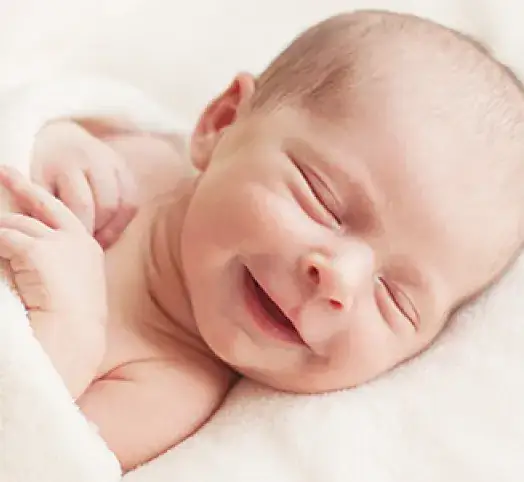 niemowlę uśmiecha się świadomie