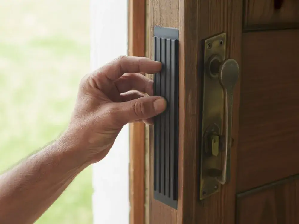 montaż uszczelki EPDM w drzwiach