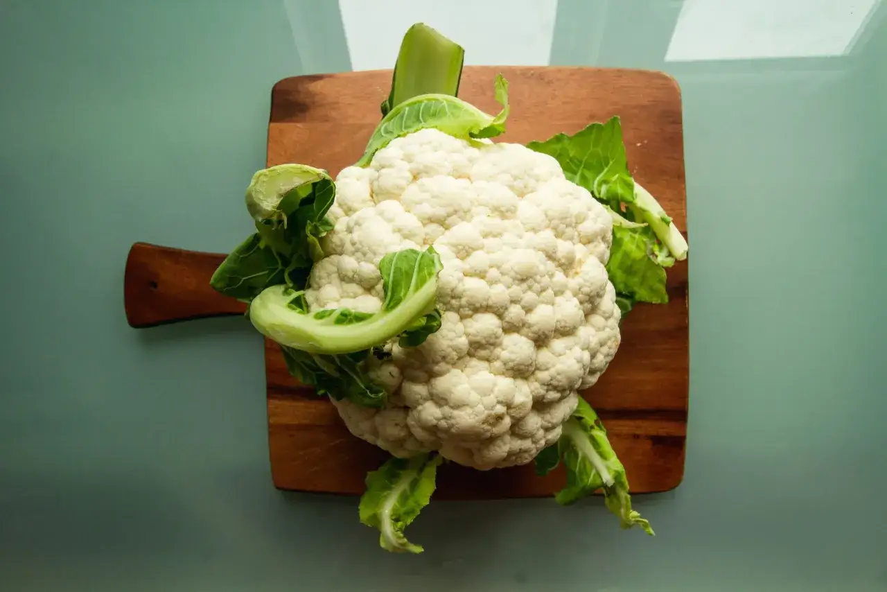 Cauliflower na drewnianej desce. Czy psy mogą jeść kalafior? Tak, ale z umiarem.