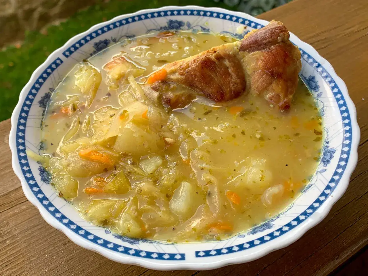 Gęsta zupa z kapusty z kawałkiem mięsa, ziemniakami i marchewką. Pyszna pozycja z restauracja bac&oacute;wka menu.