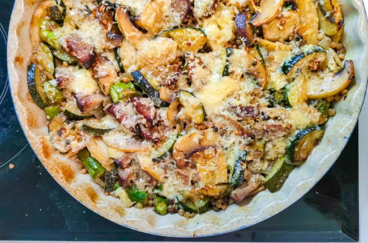 Zapiekanka z kaszy gryczanej z cukinią, boczkiem i serem. Pyszny pomysł na to, co można zrobić z ugotowanej kaszy gryczanej.