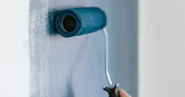 technika malowania wałkiem, malowanie mokro na mokro, ostre krawędzie malarskie