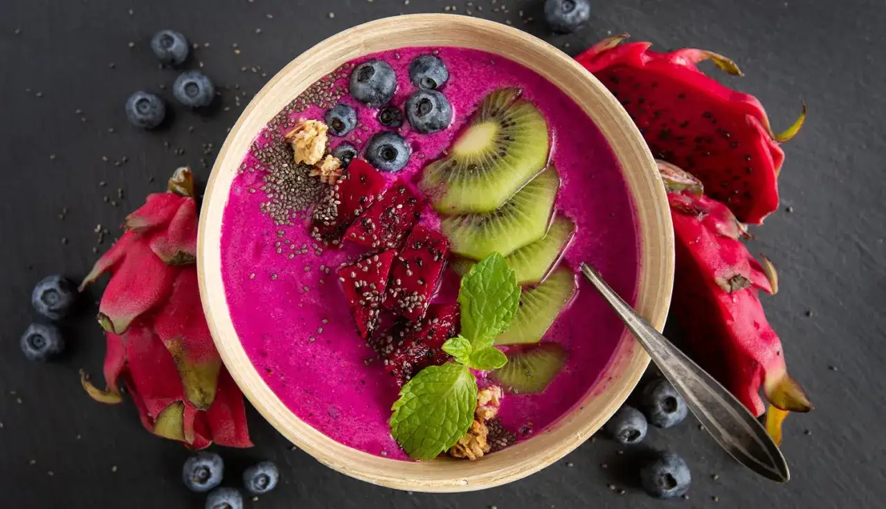 r&oacute;żne chłodniki w miseczkach