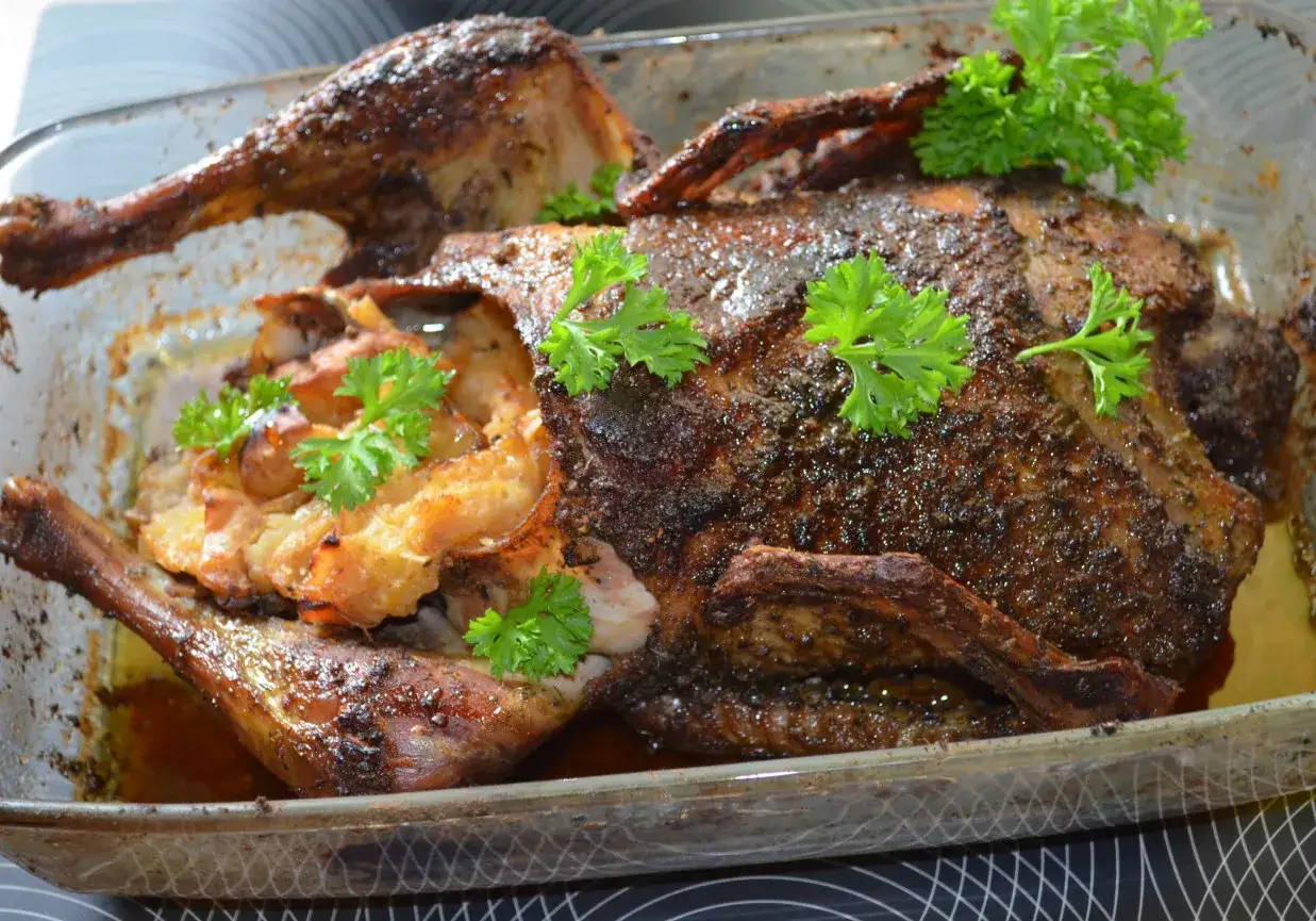 Pieczona kaczka w naczyniu żaroodpornym, z chrupiącą sk&oacute;rką i nadzieniem. Idealna marynata do kaczki sprawiła, że danie jest soczyste.