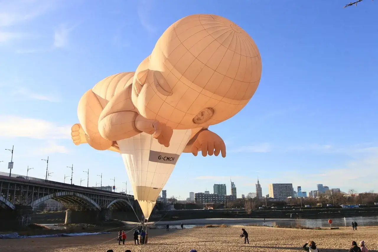 Dziecko z balonem uśmiechnięte