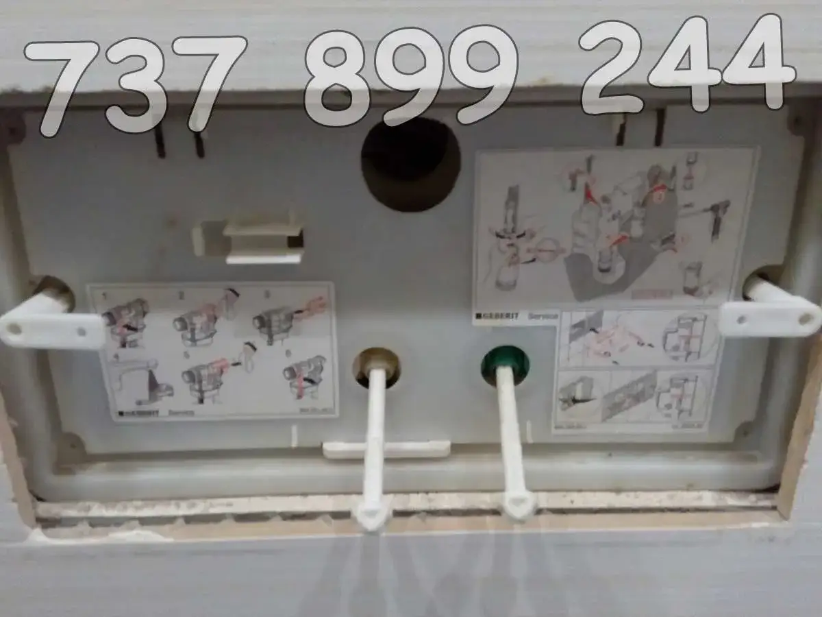 Widoczny mechanizm spłuczki Geberit, który cieknie woda. Instrukcje montażu i serwisu.