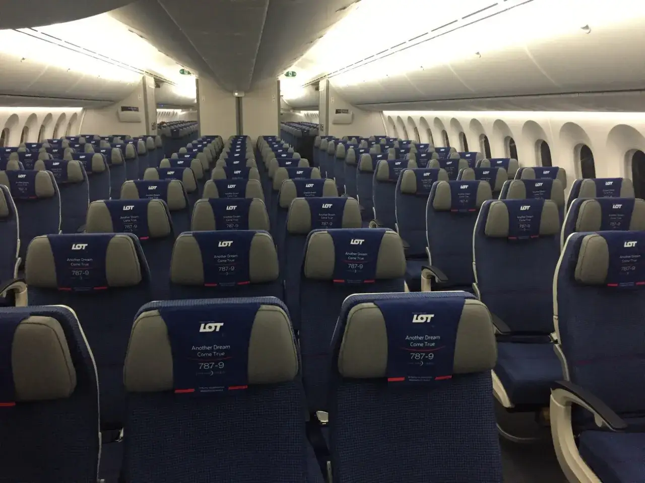 Puste miejsca w samolocie LOT. Czekają na pasażer&oacute;w, by rozpocząć podr&oacute;ż.