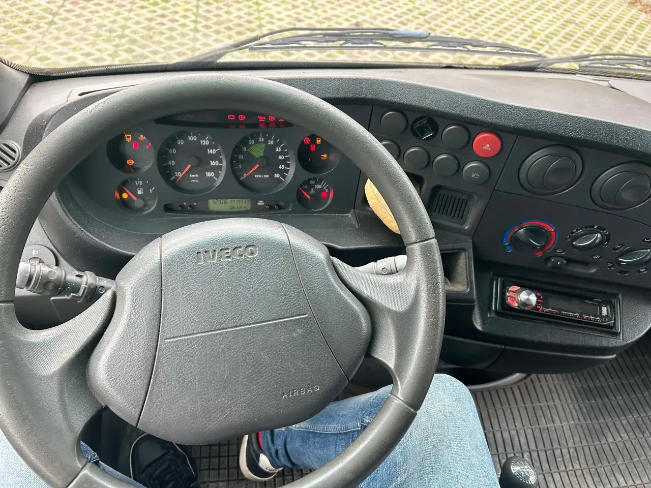 bus 12 osobowy wnętrze kierownica