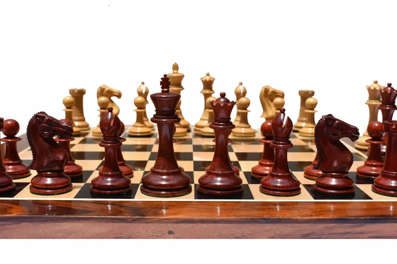 szachownica z figurami gambit