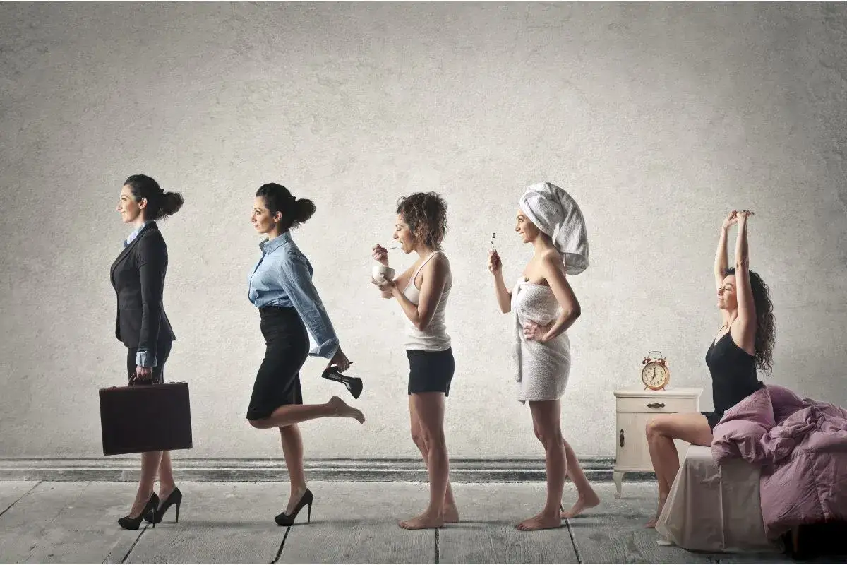 Kobieta w kolejnych etapach dnia: od budzenia się, przez poranną toaletę i śniadanie, aż po wyjście do pracy. Następnego dnia rano wszystko zaczyna się od nowa.