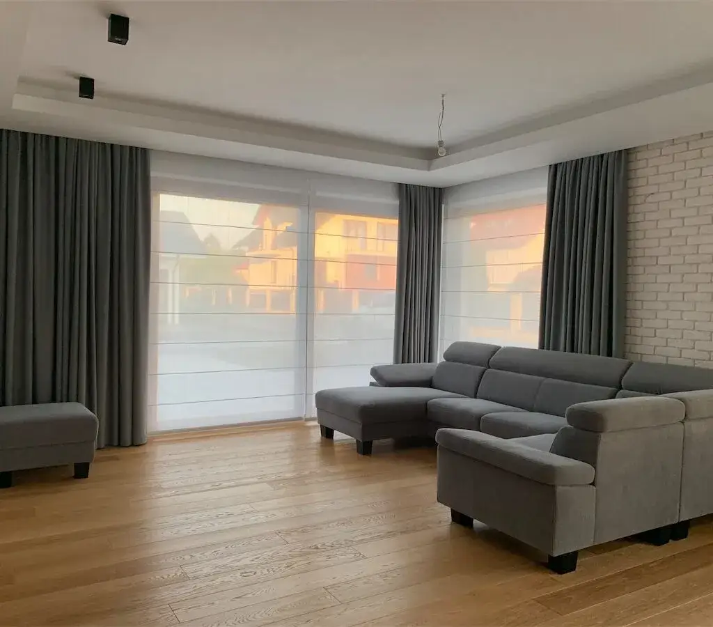 roleta rzymska firanowa z zasłonami aranżacje