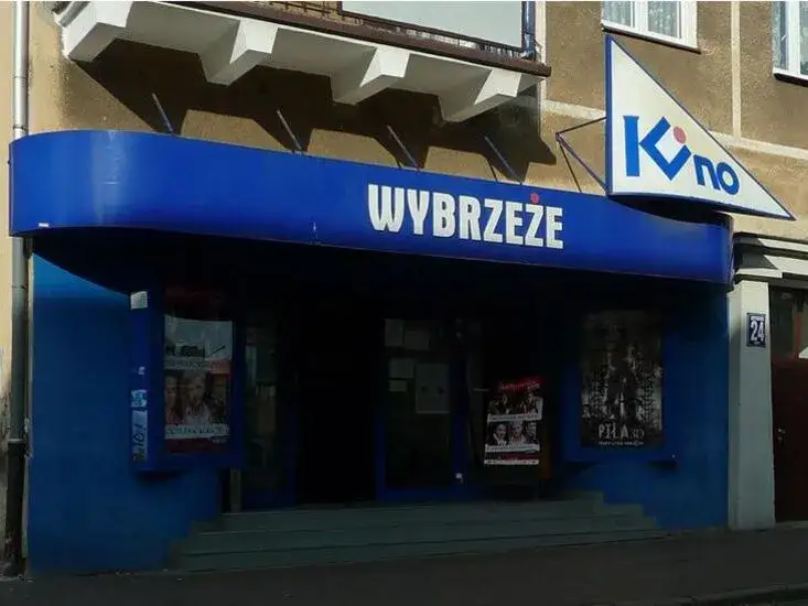 Kino Wybrzeże Kołobrzeg z zewnątrz adres