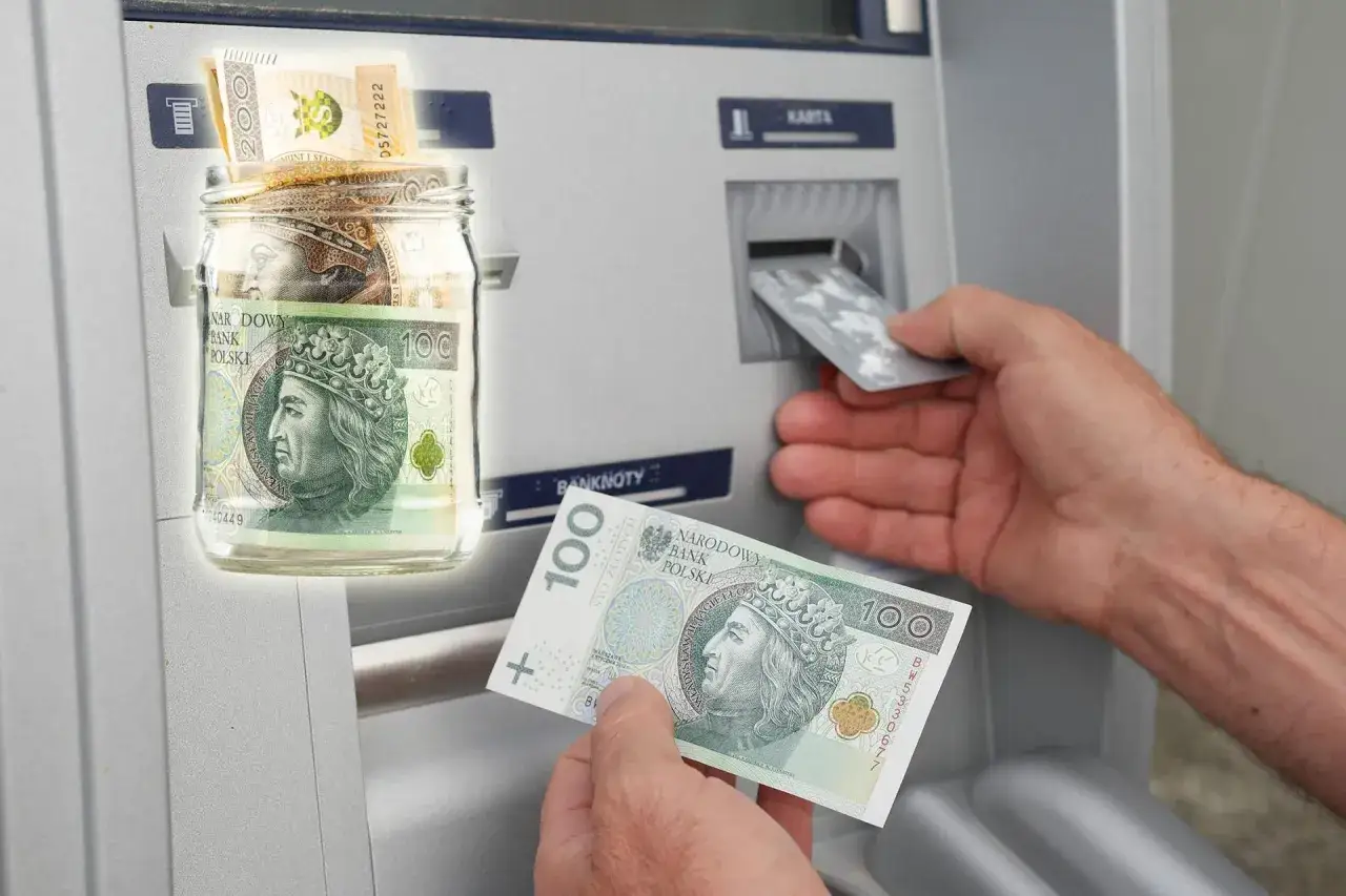 Słoik z polskimi banknotami obok bankomatu, gdzie ktoś wkłada kartę. Czy to oszczędzanie, czy pytanie 