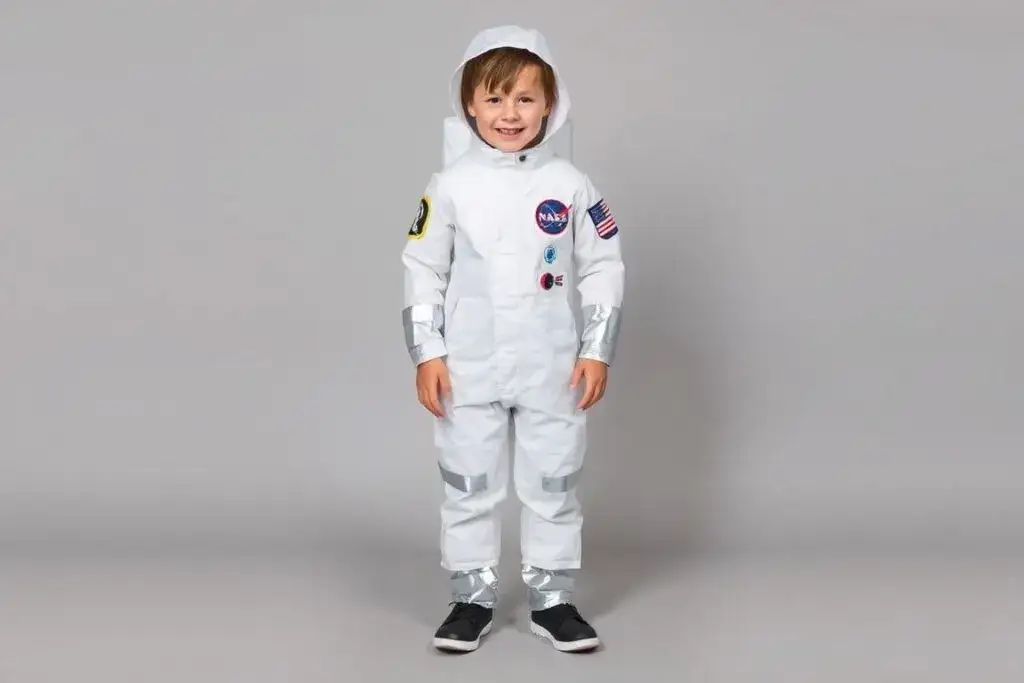 dziecko w białym kombinezonie astronauty z naszywkami