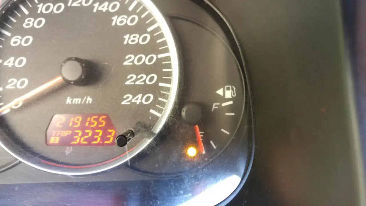 Mazda 6 GH wlew paliwa kontrolka rezerwy