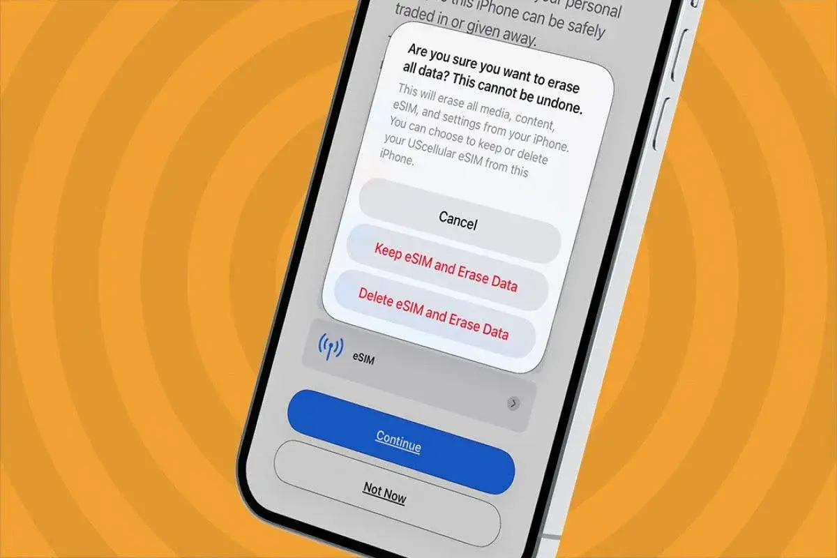 Jak zresetować iPhone'a? Ekran potwierdzenia kasowania danych z opcjami zachowania lub usunięcia eSIM.
