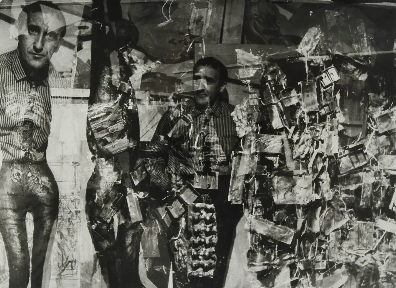 Tadeusz Kantor w swoim kantorze, otoczony fragmentami scenografii i rekwizyt&oacute;w.
