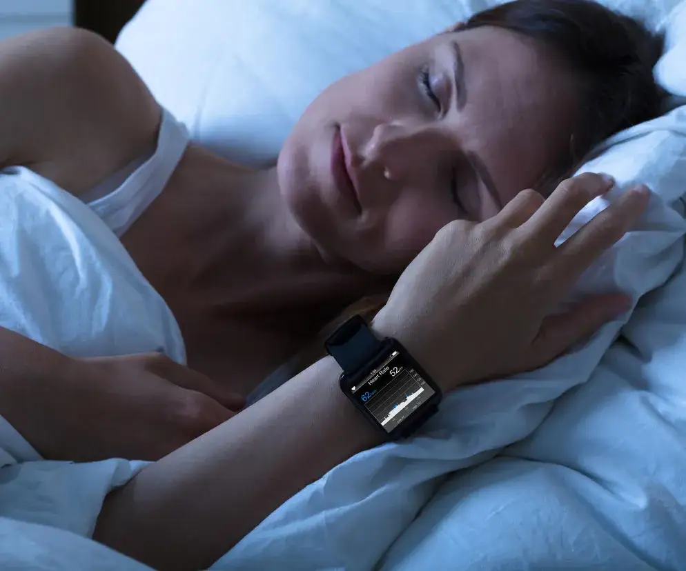 smartwach na nadgarstku monitorujący sen