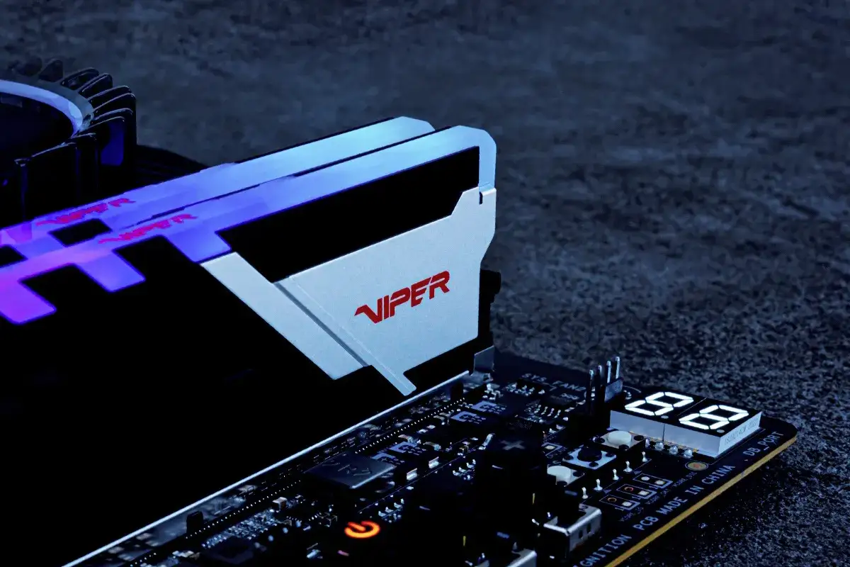 Pamięć RAM Viper z podświetleniem RGB. Czy 16GB RAM wystarczy do gier w obecnych czasach? To pytanie nurtuje wielu graczy.
