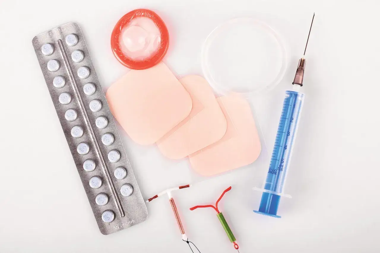 Para rozmawiająca z lekarzem o antykoncepcji