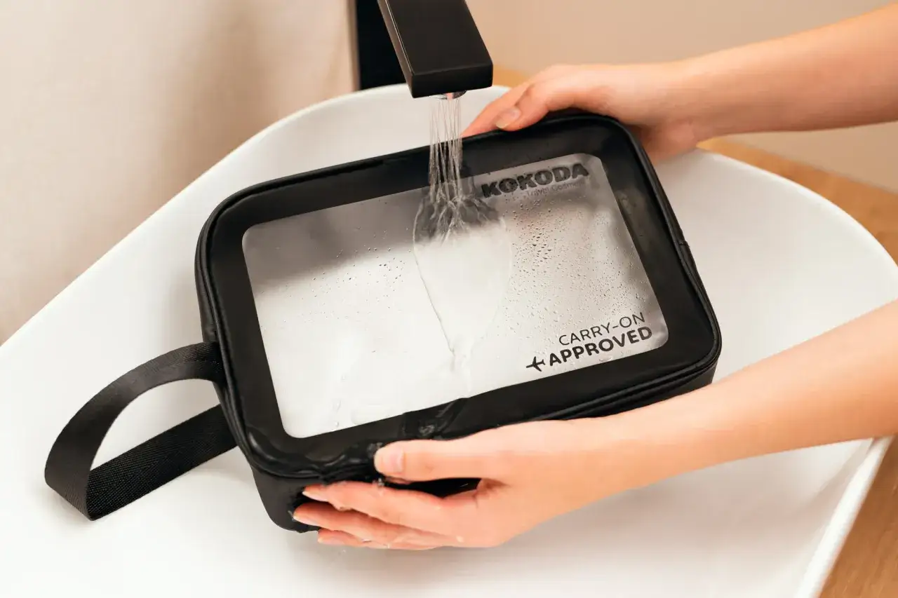 przezroczysta kosmetyczka z płynami do samolotu