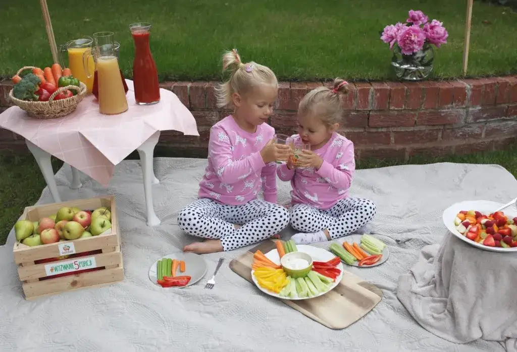 dzieci jedzące zdrowe przekąski