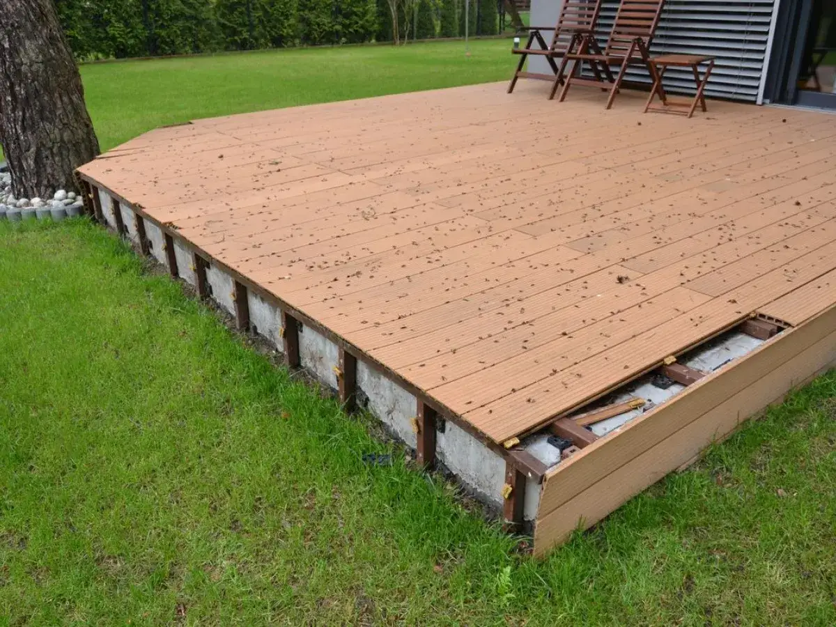 Widok na taras z kompozytu, pokazujący jego konstrukcję i materiały. Idealny przykład, jak zbudować taras.