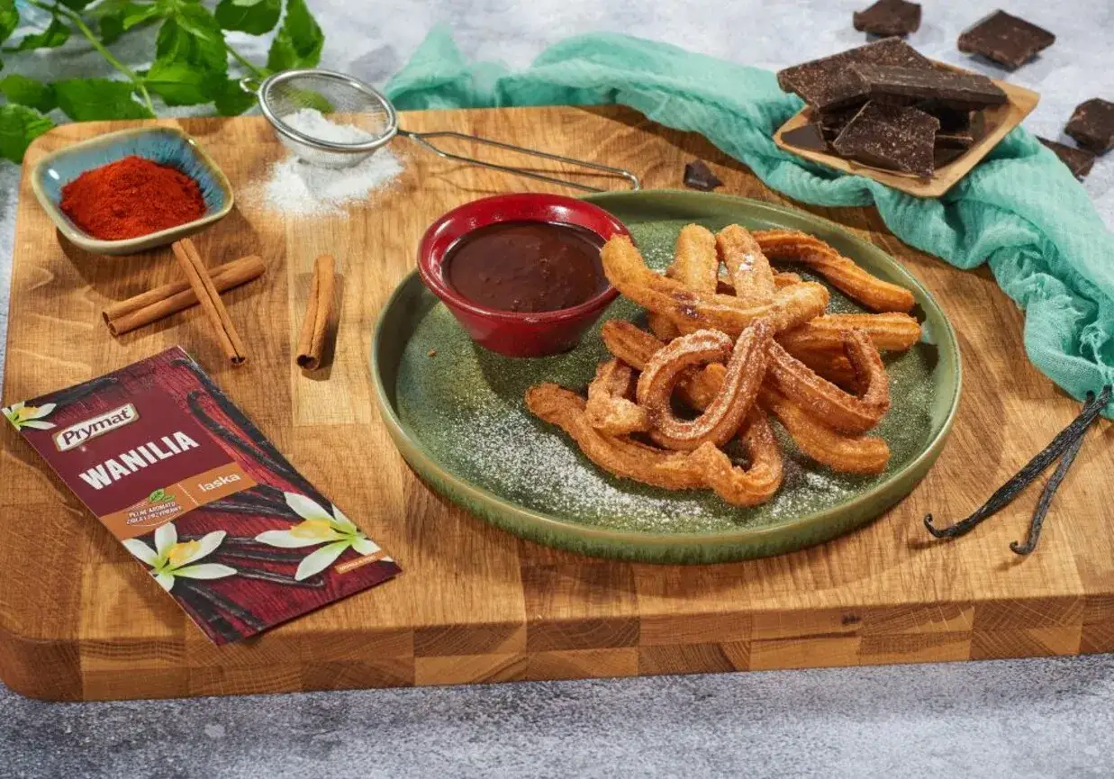 Churros przepis: złociste, chrupiące ciastka z czekoladowym sosem, cynamonem i wanilią. Idealne na deser.