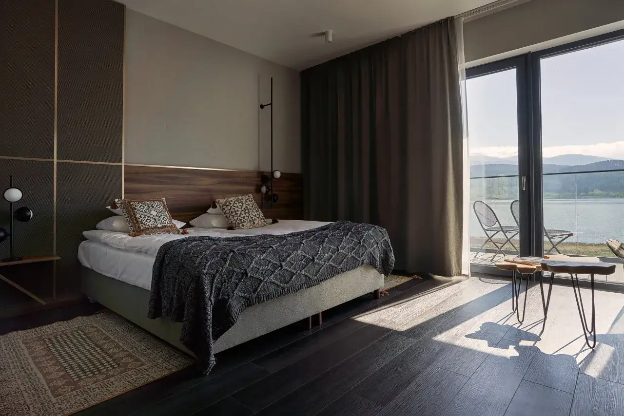 Przytulna sypialnia z widokiem na jezioro w hotelu Lake Hill Resort & Spa w Karkonoszach.
