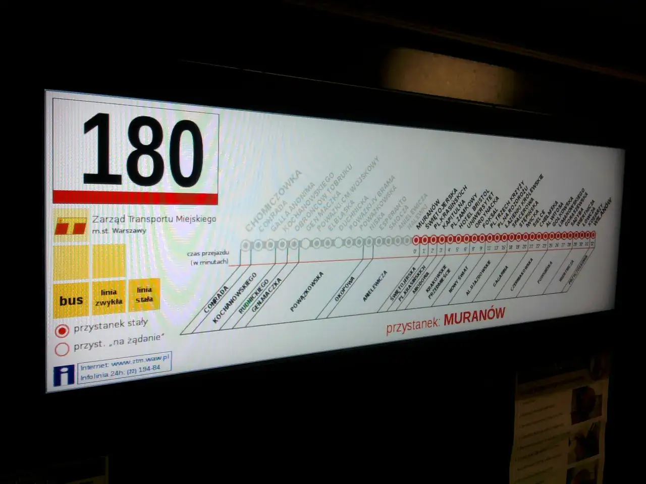 aplikacje mobilne rozkład jazdy tramwajów vs tablica przystankowa